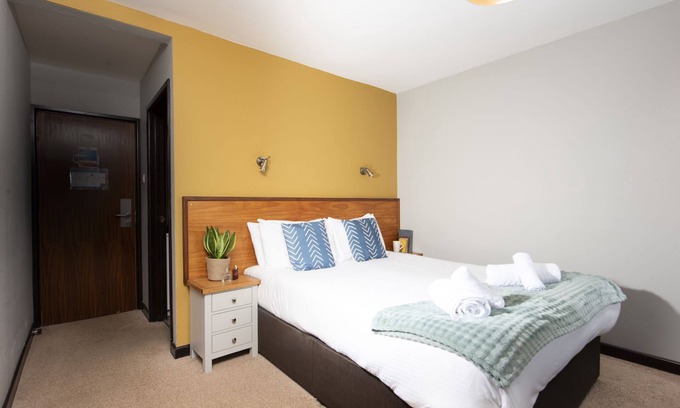 Redruth Hotel | Tolgus King Room - 1 - a hotel room that sleeps 2 guests in 1 bedroom