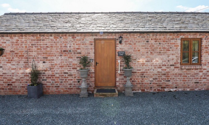 Felton Cabaña | TOP FARM LODGE, pet friendly, character holiday cottage in Knockin