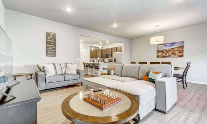 Stetson Hills Casa | Top Flight! Modern AC Fast WiFi Patio Garage