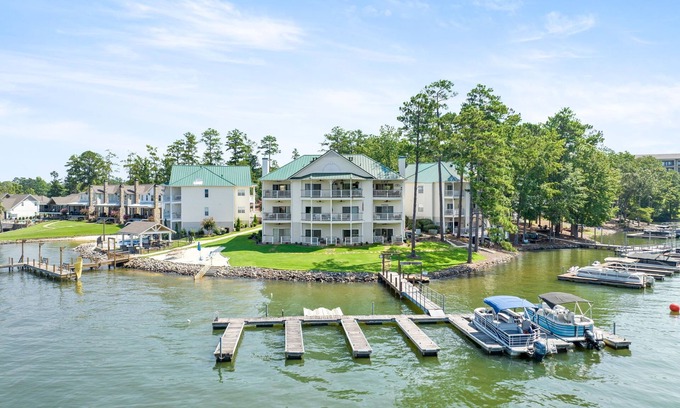 Dadeville Condominio | Top Floor at Sunset Point on Lake Martin!