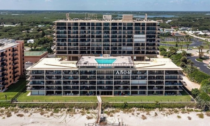 New Smyrna Beach Condominio | Top floor beach front suite with 27' balcony & rooftop pool.