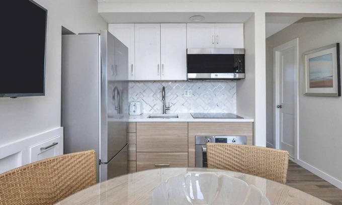 Napeague Apartamento | Top Floor Beautiful White & Woody 1BR w/Loft