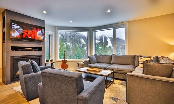 East Kootenay Condominio | Top Floor Corner Unit with the Best Views of the Mountain