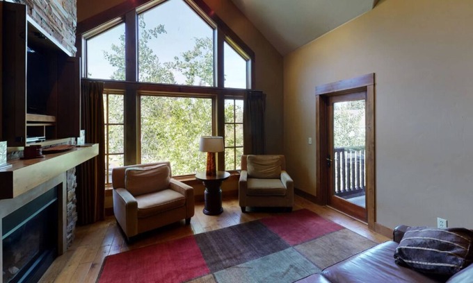 Tamarack Condominio | Top Floor Lake View | Resort Amenities