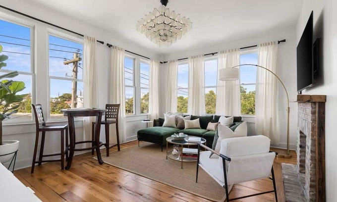 South of Broad Apartamento | Top Floor & Lake Views! Stylish 2BR Downtown Condo