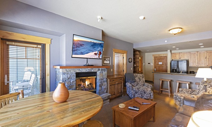 Whitefish Condominio | Top floor ski condo with direct ski in and out. Hiking and biking too! Hot tub