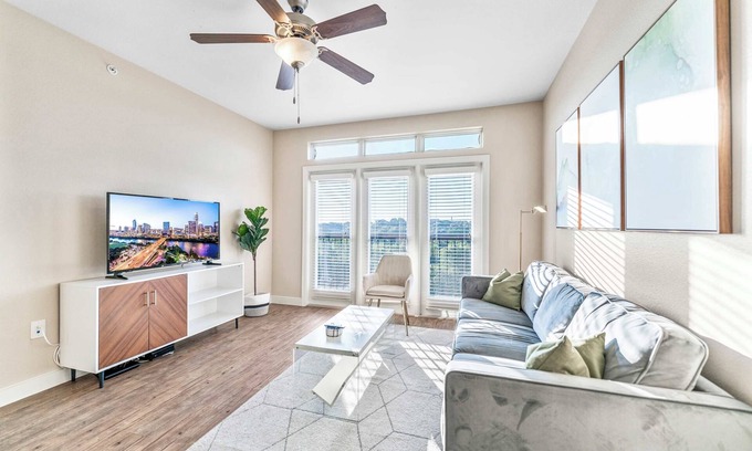 Montopolis Apartamento | Top Floor SoCo 2BR King Suite | 8 mins to Downtown