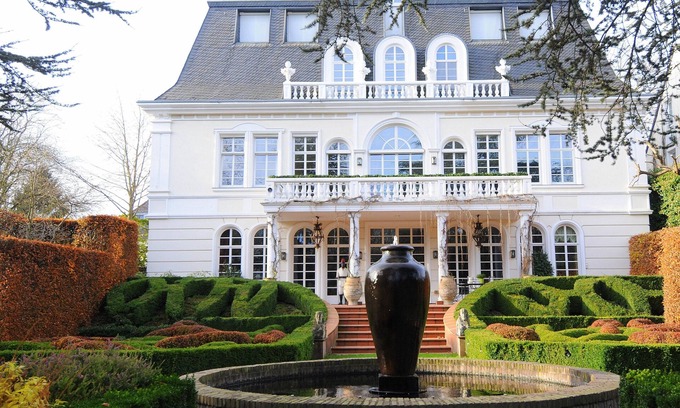 Braunsfeld Villa | Top Luxus No1 in Köln: " Paladio Villa"- Penthouse 500 qm 8 Personen