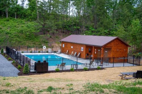 Gatlinburg - Pigeon Forge Casa | Top O the Mornin' Breathtaking mountain views, seasonal resort pool, hot tub, game room, Wi-Fi