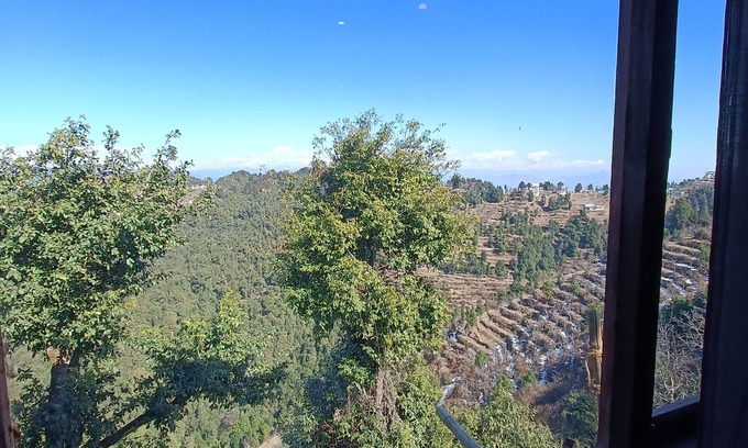 Kanatal Cama Y Desayuno | top of the mountain surrounding with nature view and snow caped mountains view f