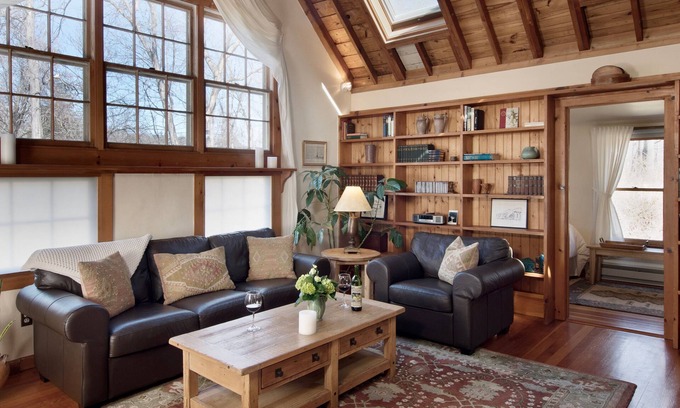 Woodstock Cabaña | TOP RATED Romantic rustic luxury + flowing stream + walk to town = Brook Cottage