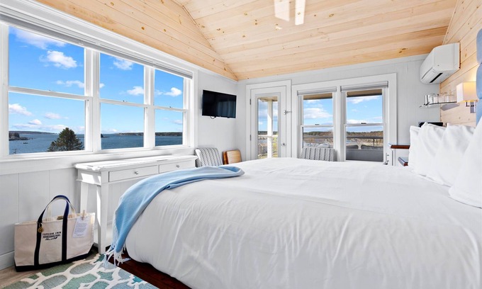 Boothbay Harbor Hotel | Topside Inn