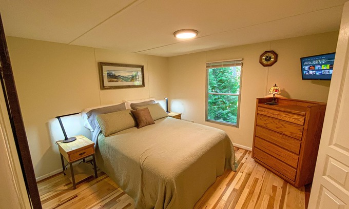 Skyland Casa | Topsy's Trailer, Private, FAST WiFi, Small Dog Ok, HOT TUB, Close to Hendo/AVL
