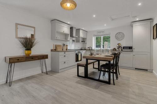 Newton Saint Cyres Casa | Tor Cottage -Private Hot Tub & Communal Swimming Pool with Fishing nearby 2 Dogs Max