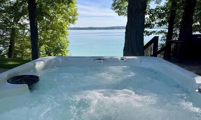 Rapid City Casa | Torch Lake Waterfront Rental con impresionantes vistas!