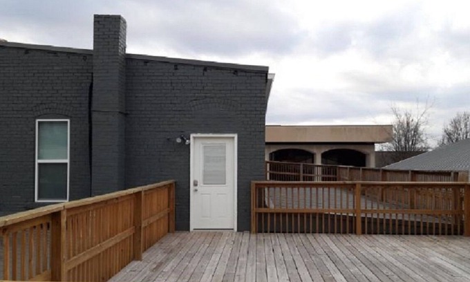 Tell City Apartamento | Totally renovated Tell City IN apartment with huge deck above a wine room