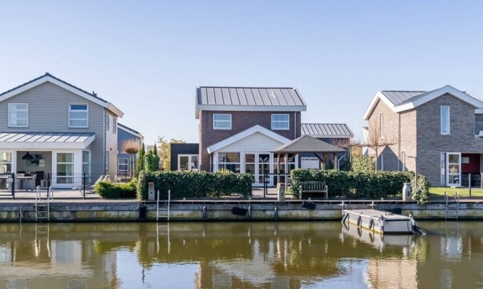 Oude-Tonge Casa | Resistente e industrial con mucho espacio alrededor de la casa.