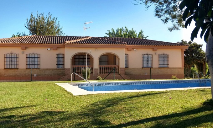 Alcalá de Guadaira Chalet De Esquí | CHALET ALOJAMIENTO TURISTICO. 14 PLAZAS. 5 DORMITORIOS. PISCINA Y JARDIN,