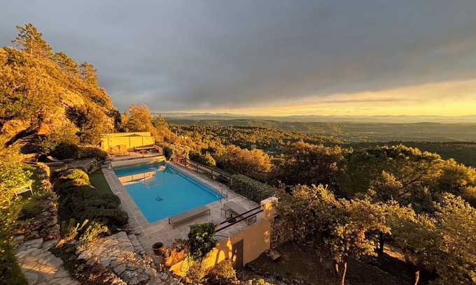Tourtour Villa | ¡PROMOCIÓN DEL 14/9 AL 21/9! VILLA TURÍSTICA Y PISCINA CON VISTAS IMPRESIONANTES