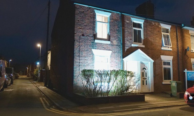 Stafford Casa | Town Centre House with parking, Wi-Fi