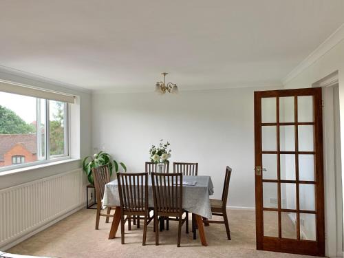 Stratford-upon-Avon Apartamento | Town Centre, top floor 2 bed apartment with parking