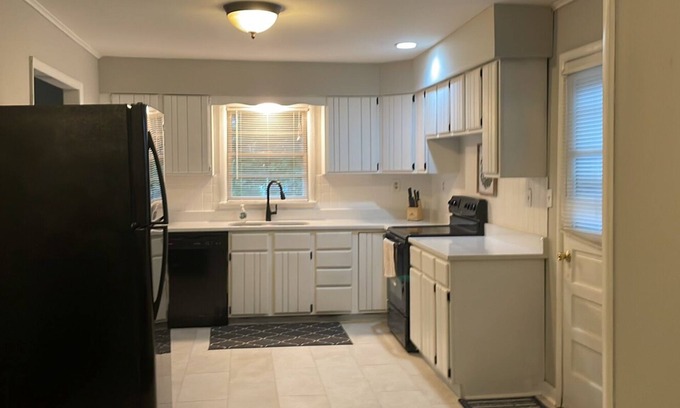 Newtonville Apartamento | Town of Colonie Home w/deck and yard, I-87 closeby, 40 min to Saratoga