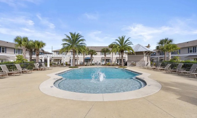 South Pensacola Casa | Townhome in Downtown Pensacola w/ POOL