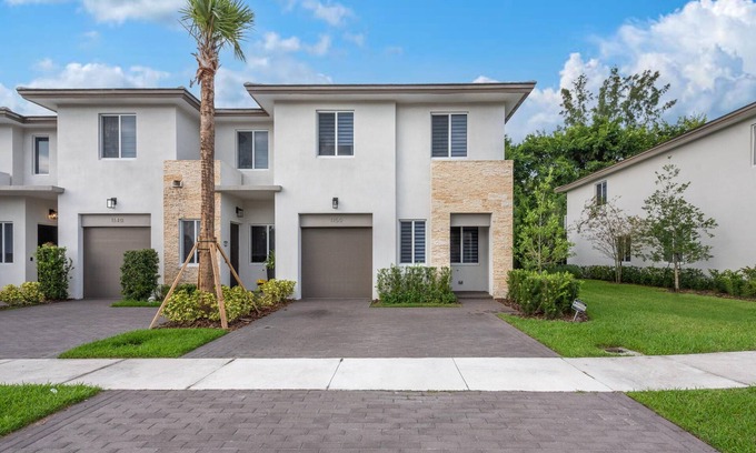 West Palm Beach Casa | Townhome in the Heart of Royal Palm