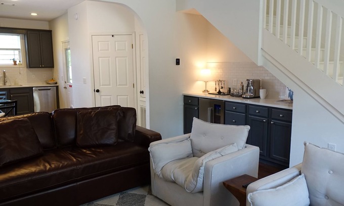 Pickwood Casa | Townhouse 3bd 3.5 bth Auburn, AL Quiet area and pet friendly 1 mile from campus