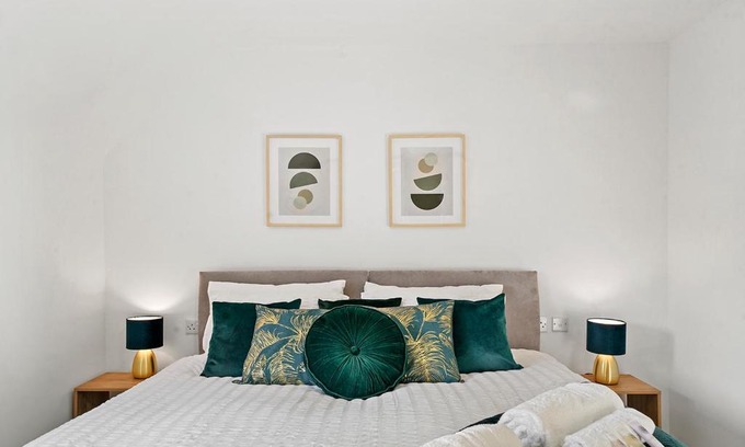 Dartford Casa | Townhouse in Dartford sleeps 8 with free parking