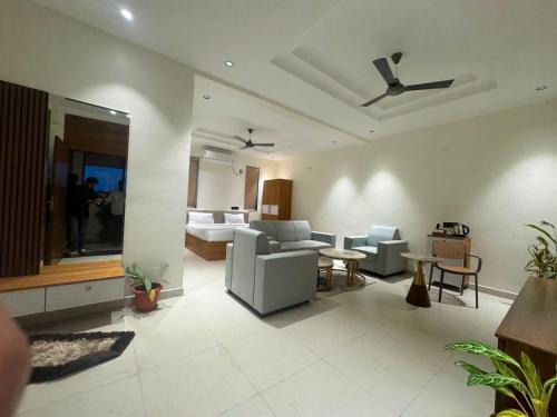 Serilingampally Hotel | Townhouse Telapur Junction Formerly Fortune Inn