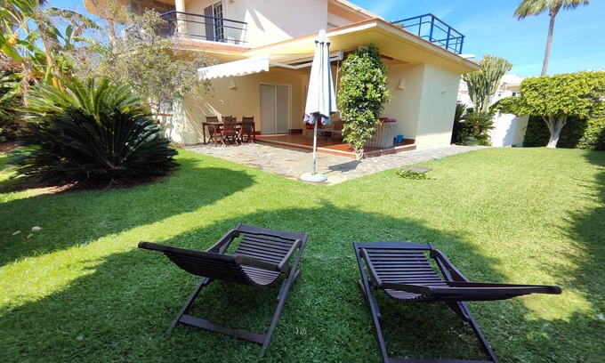 Puerto Rey Casa | Adosado con jardín, aacc, a 300 metros de la playa.