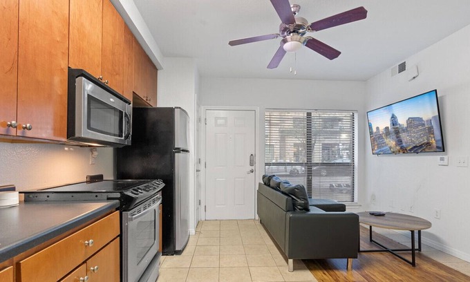 Pemberton Heights Apartamento | TP 107 Luckey · ATX Street Side Cozy Condo! GREAT location