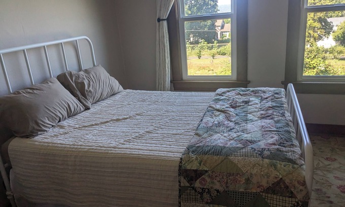 Everett Cama Y Desayuno | Traditional bed & breakfast in Snohomish with comfy bed, private bathroom, WiFi
