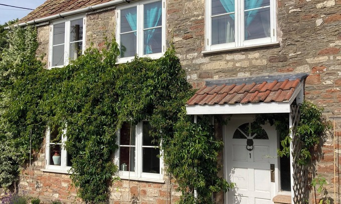 Stanton Drew Cabaña | Traditional Country Cottage