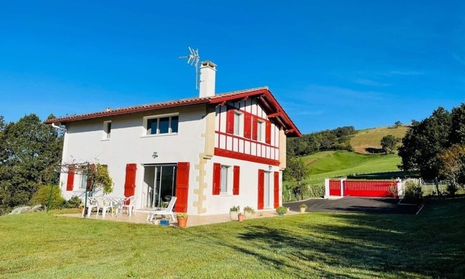 Ainhoa Casa | Casa tradicional de 1500 m2 entre mar y montaña (pueblo clasificado).