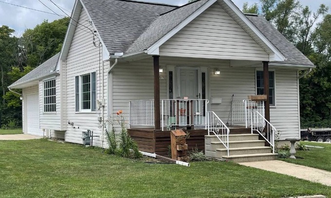 Bloomington Casa | Traditional Single Family Home w/ Attached Garage