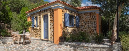 Agii Apostoli Casa | Traditional stone house by the sea.