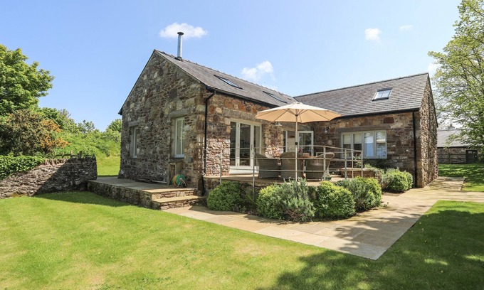 Dulas Cabaña | TRAETH ORA, pet friendly, luxury holiday cottage in Moelfre