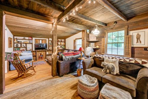 Franklin Casa | Trail Access and Tranquil Setting Franklin Retreat!
