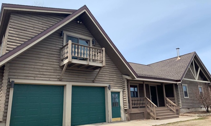 Munising Casa | TRAIL ACCESSIBLE! GREAT LOCATION! 5 MINUTES TO TRAIL SYSTEM!