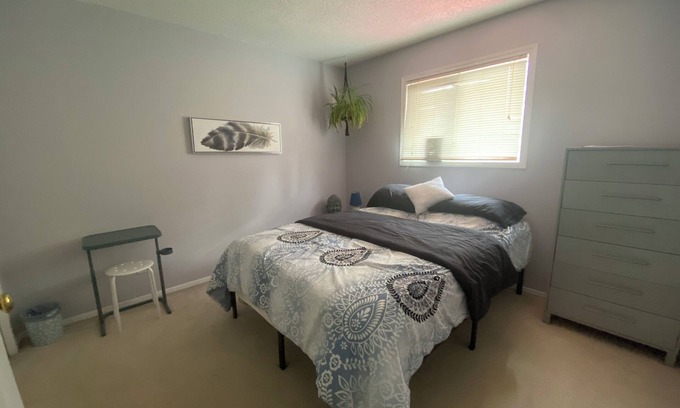 Southeast Edmonton Cama Y Desayuno | Trails and tranquillity, two small dogs in the home