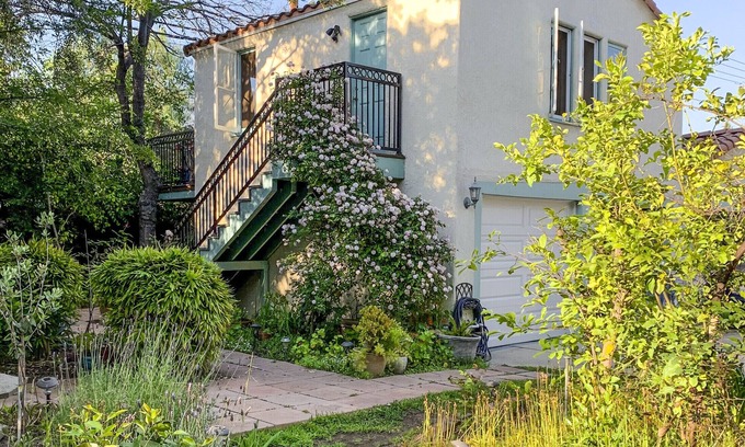 Mid Central Casa | Tranquilo apartamento para huéspedes de 1 bd en finca española, terraza con vistas a la montaña