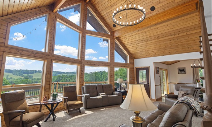 McArthur Cabina | Tranquil 12-acre cabin w/Hocking Hills views, pool, hot tub, games & sleeps 18+