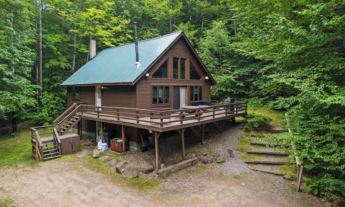 Campton Casa | Tranquil 5-BR Oak Chalet 3-min to Campton Mountain