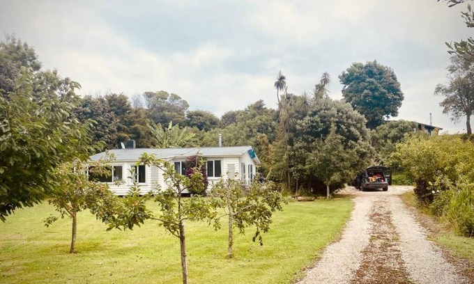 Parapara Casa | Tranquil, comfortable Kiwi bach, 1 minute from the beach