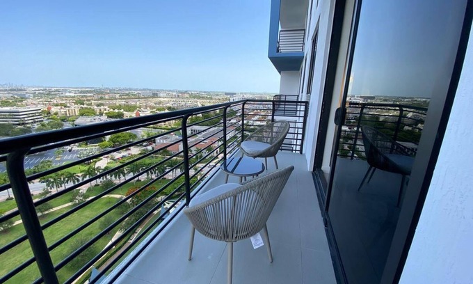 Doral Condominio | Tranquil Doral Retreat: Spacious Gem