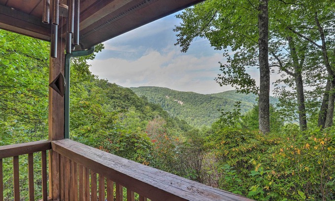 Gerton Cabina | Tranquil Hendersonville Cabin w/ Mountain Views!