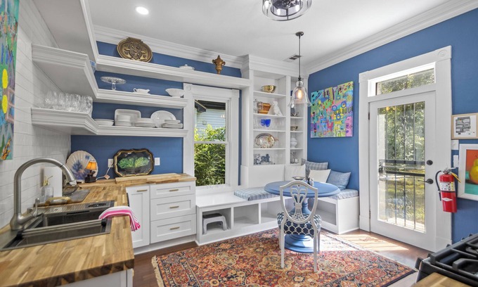 Hillcrest Cabaña | Tranquil Hillcrest cottage close to most attractions in charming Little Rock