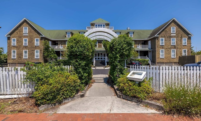Historic Downtown Manteo Casa | Tranquil House Inn - Standard King Room
